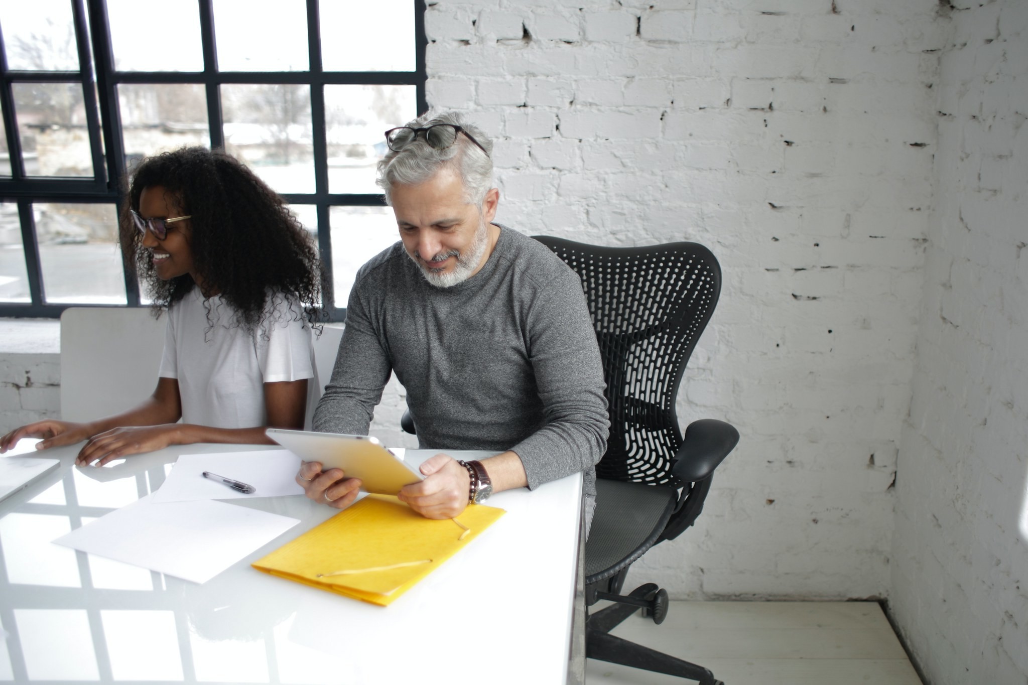 Mies ja nainen opiskelemassa.