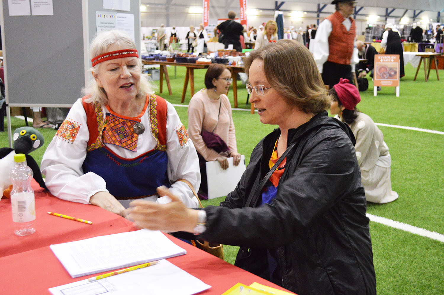 Ritva Shemeikka ja Natalia Giloeva juttelevat karjalan kielen pajassa.