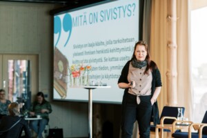 Futuristi Elina Hiltunen puhumassa SIVISTYSbrunssilla 9.5.2023.