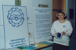 Lea Lihavainen OK-opintokeskuksen infokylttien edessä.