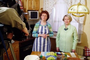 Tuntematon venäläinen yhteistyökumppani ja Lea Lihavainen yhteiskuvassa keittiössä vuonna 2006.