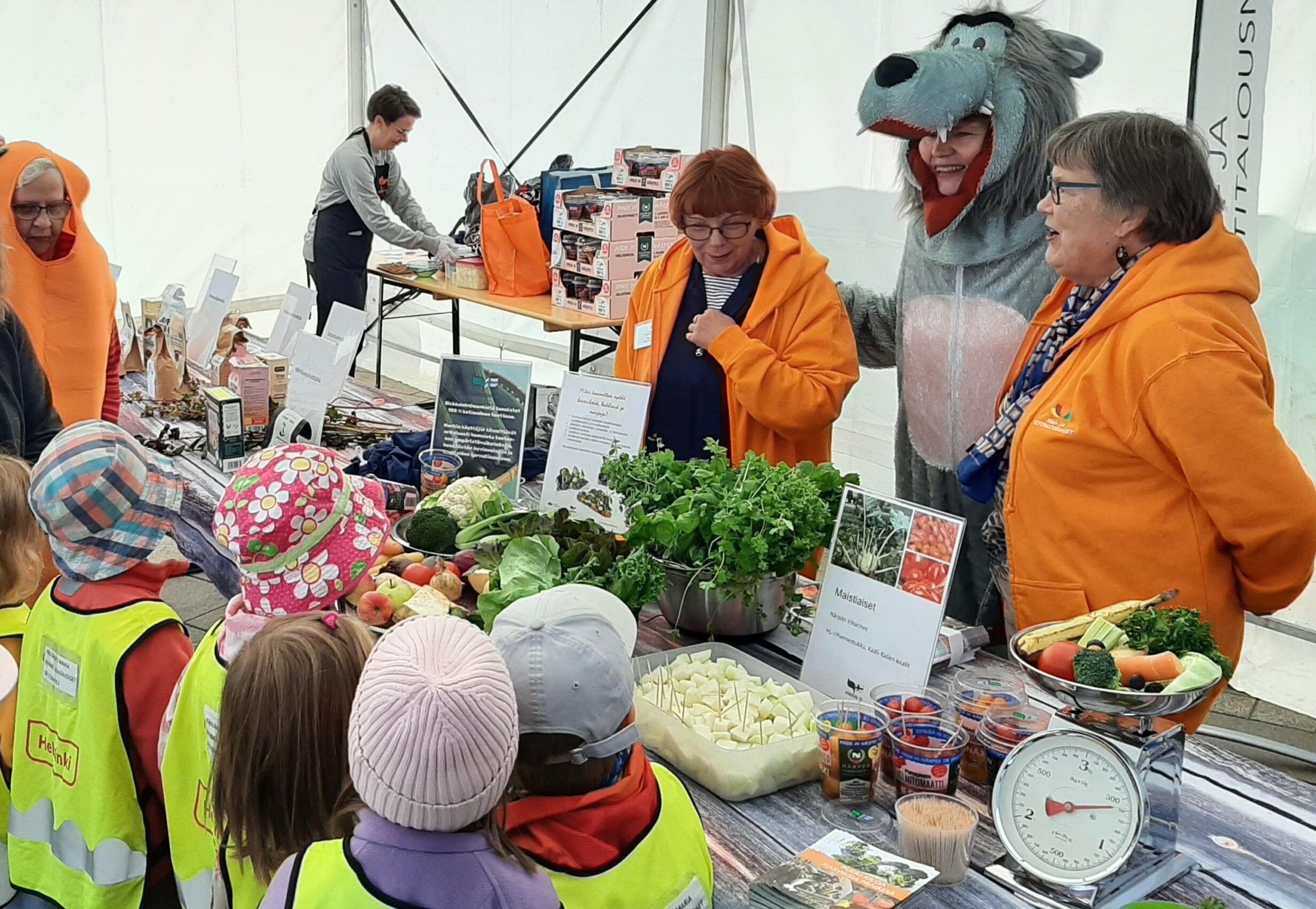Maistuva maaseutu -tapahtumassa esiteltiin MKN:n toimintaa ja päiväkotilapset tutustuvat kasviksiin.