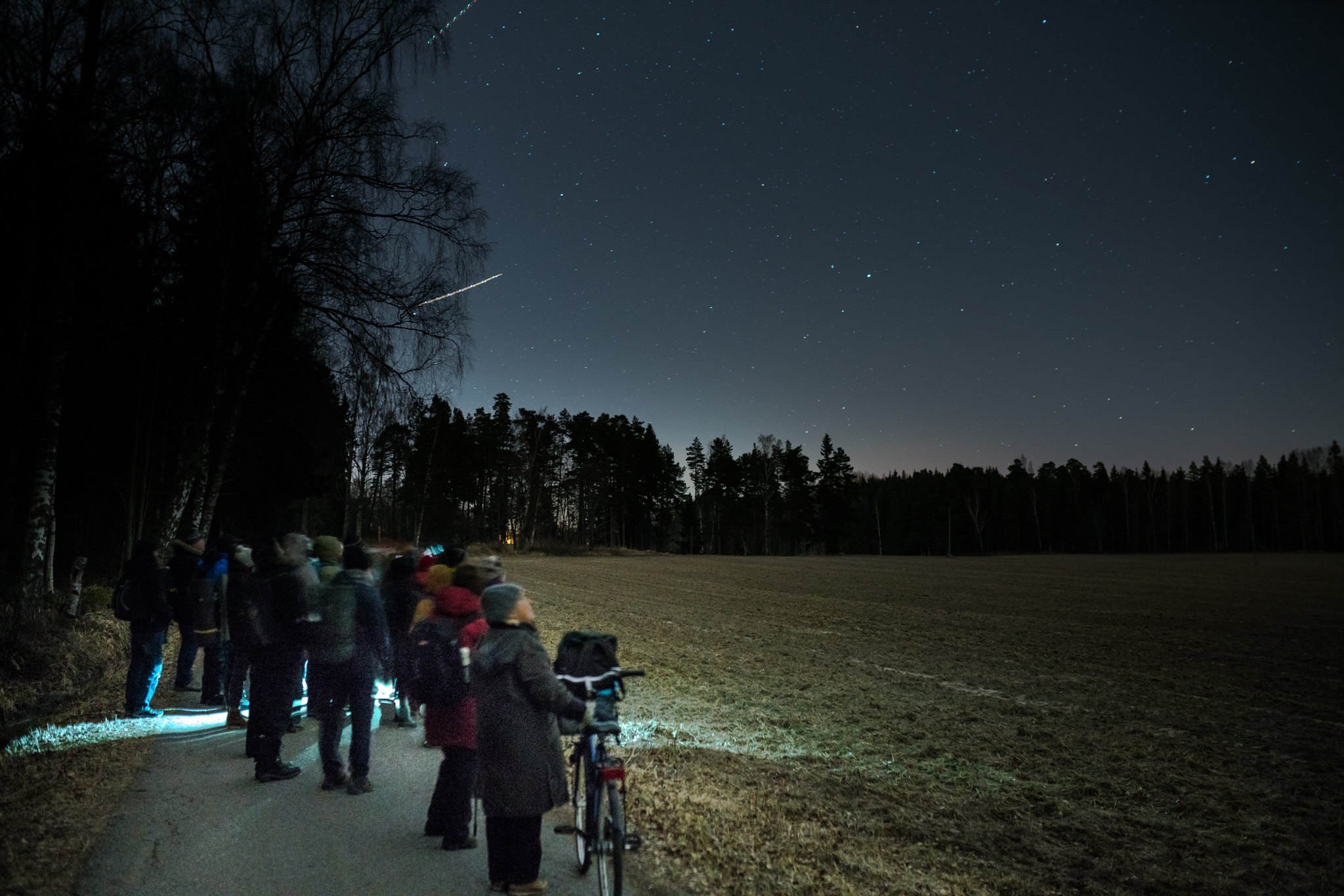 Ursan tähtiretken osallistujat katselevat tähtitaivasta.