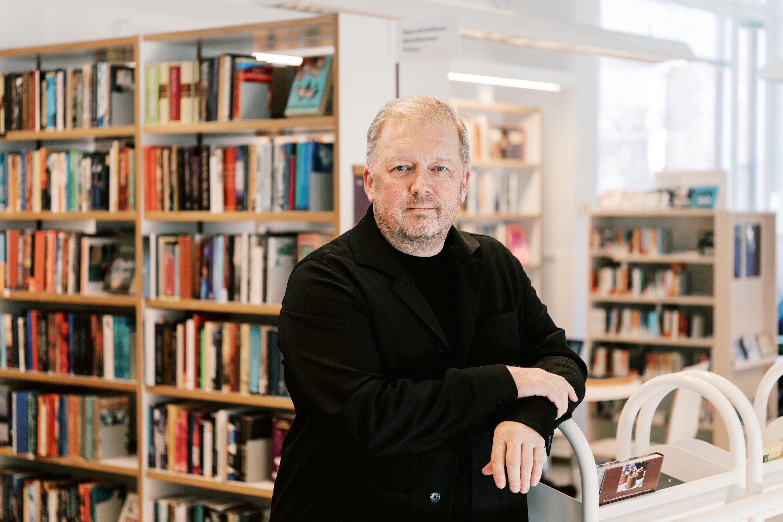 Valokuvassa Opintokeskus Siviksen hallituksen puheenjohtaja Jukka Tahvanainen kirjastossa.