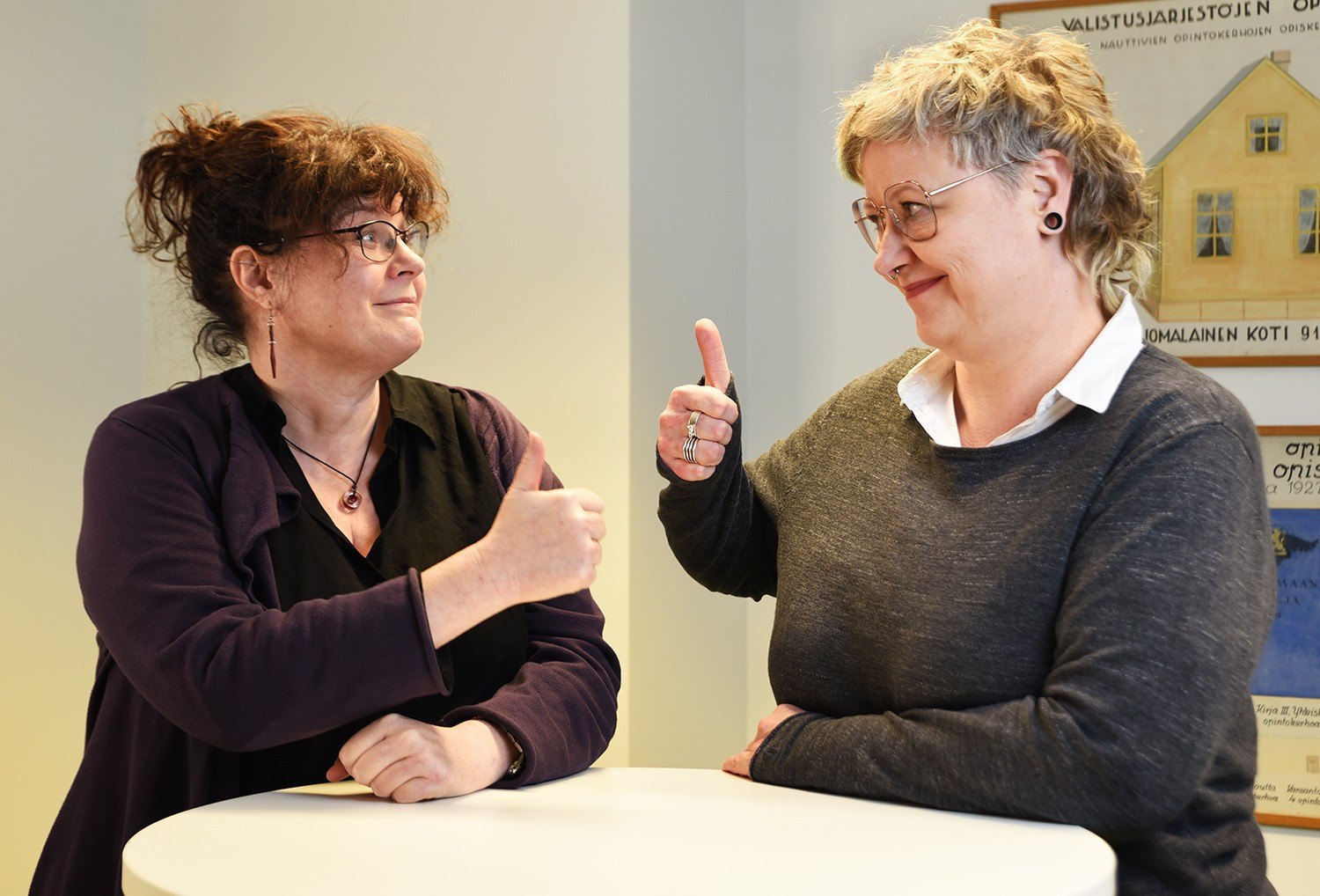 Marion Fieds ja Raisa Omaheimo näyttävät toisilleen peukkua.