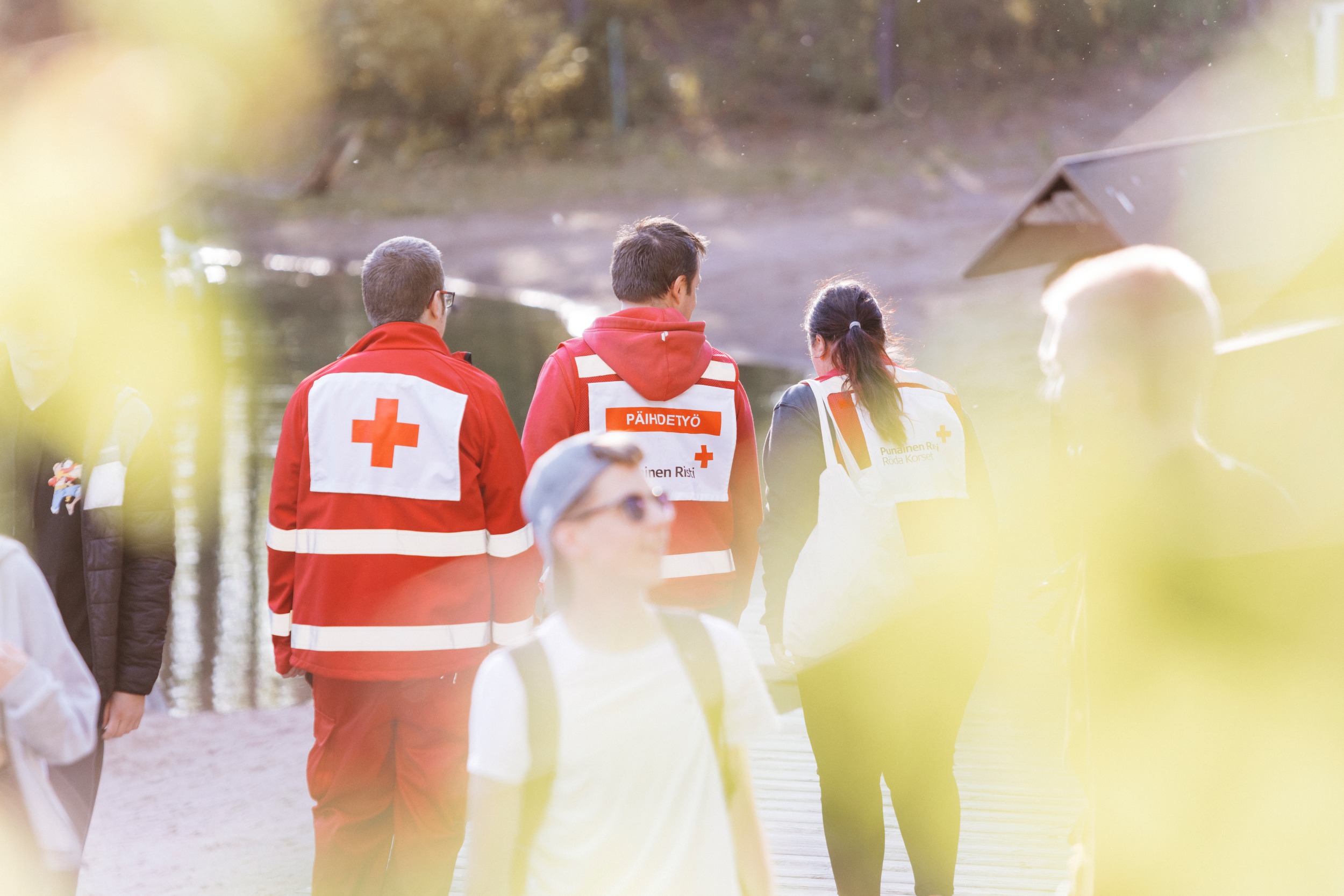 SPR:n ensiapupäivystyjät kävelevät ulkona.