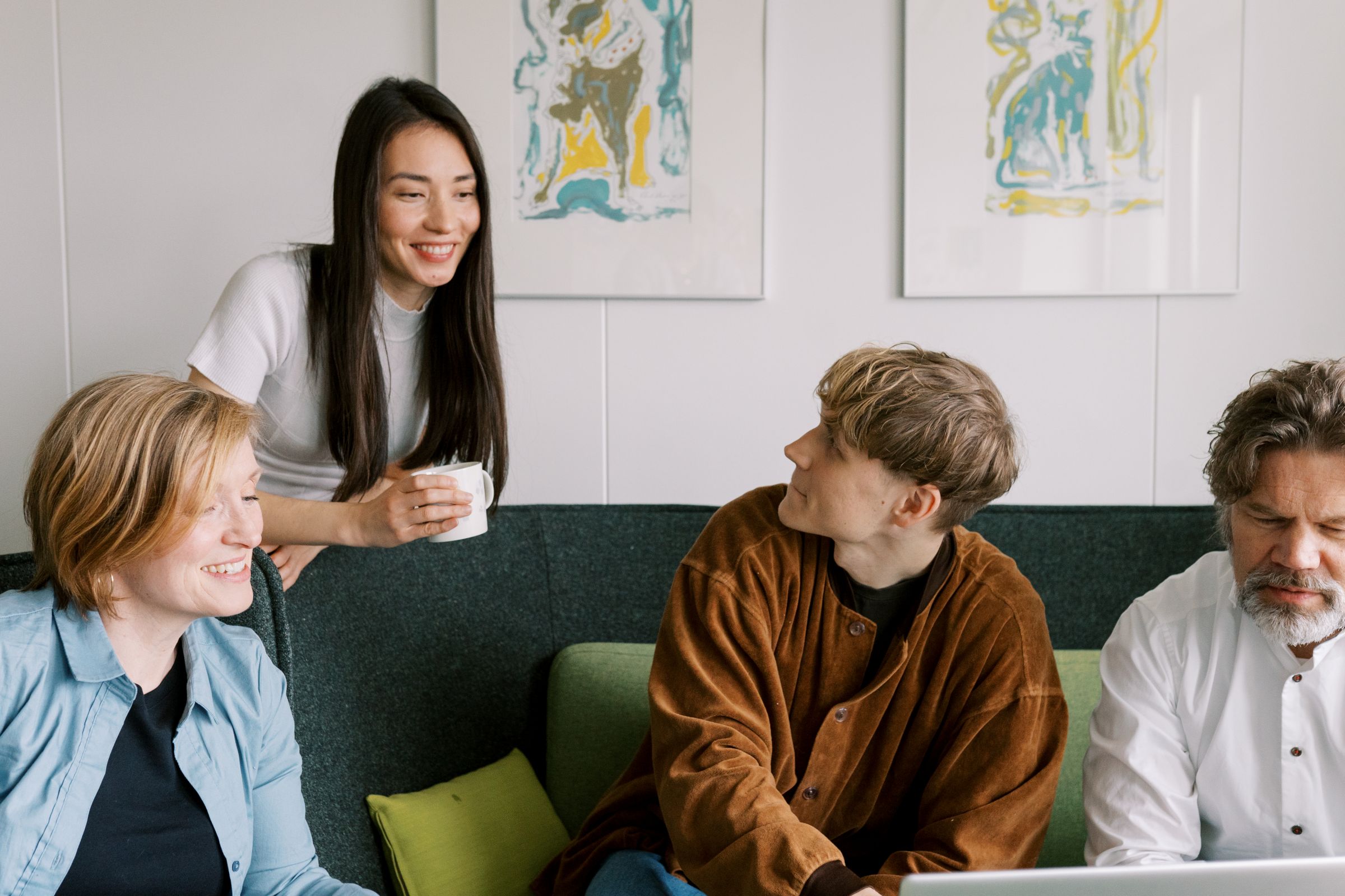 Neljä henkilöä keskustelee.