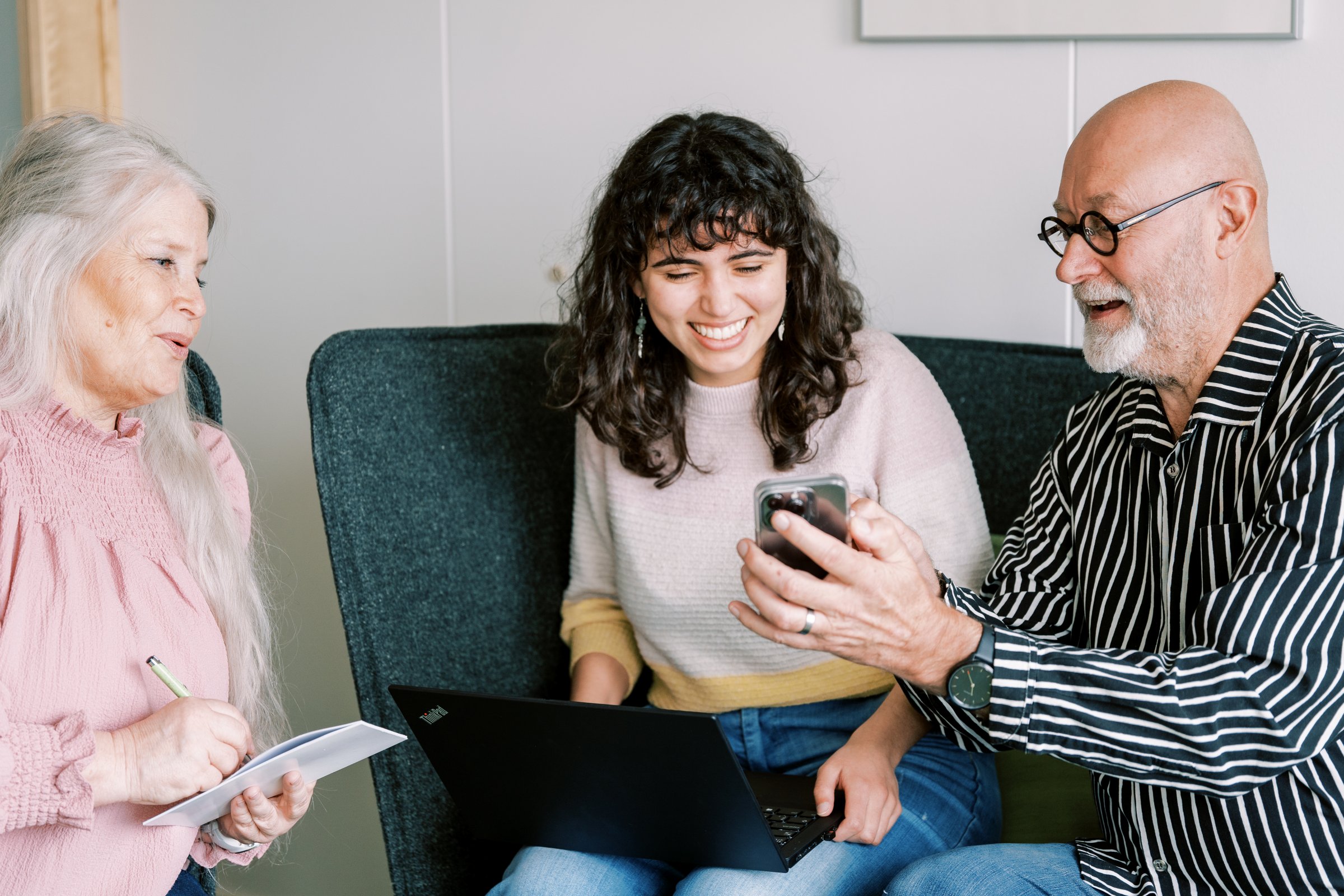 Kolme henkilöä työskentelee yhdessä.