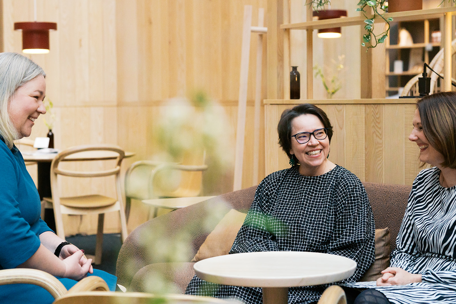 Kolme henkilöä keskustelee.