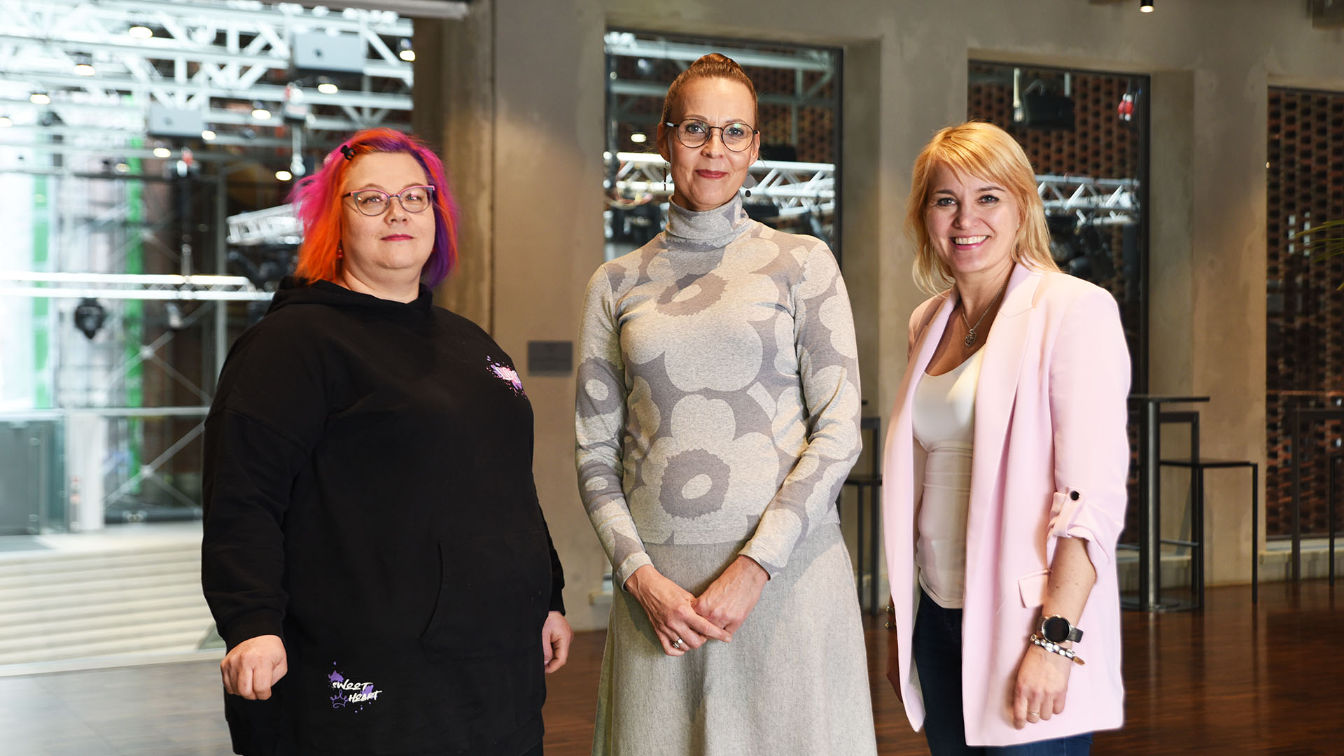 Susanna Kollanus, Titta-Liisi Rapila ja Satu Taiveaho seisovat rinnakkain.