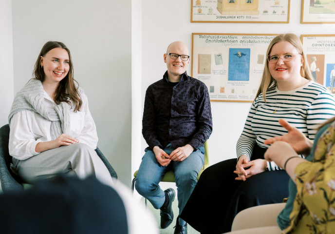 Ihmisiä ympyrässä keskustelemassa.