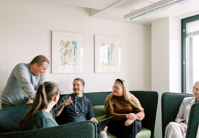 Ryhmä ihmisiä keskustelee.