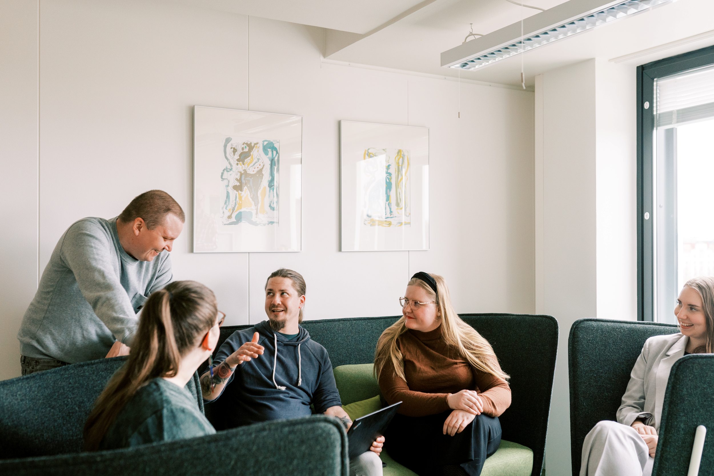 Ryhmä ihmisiä keskustelee.