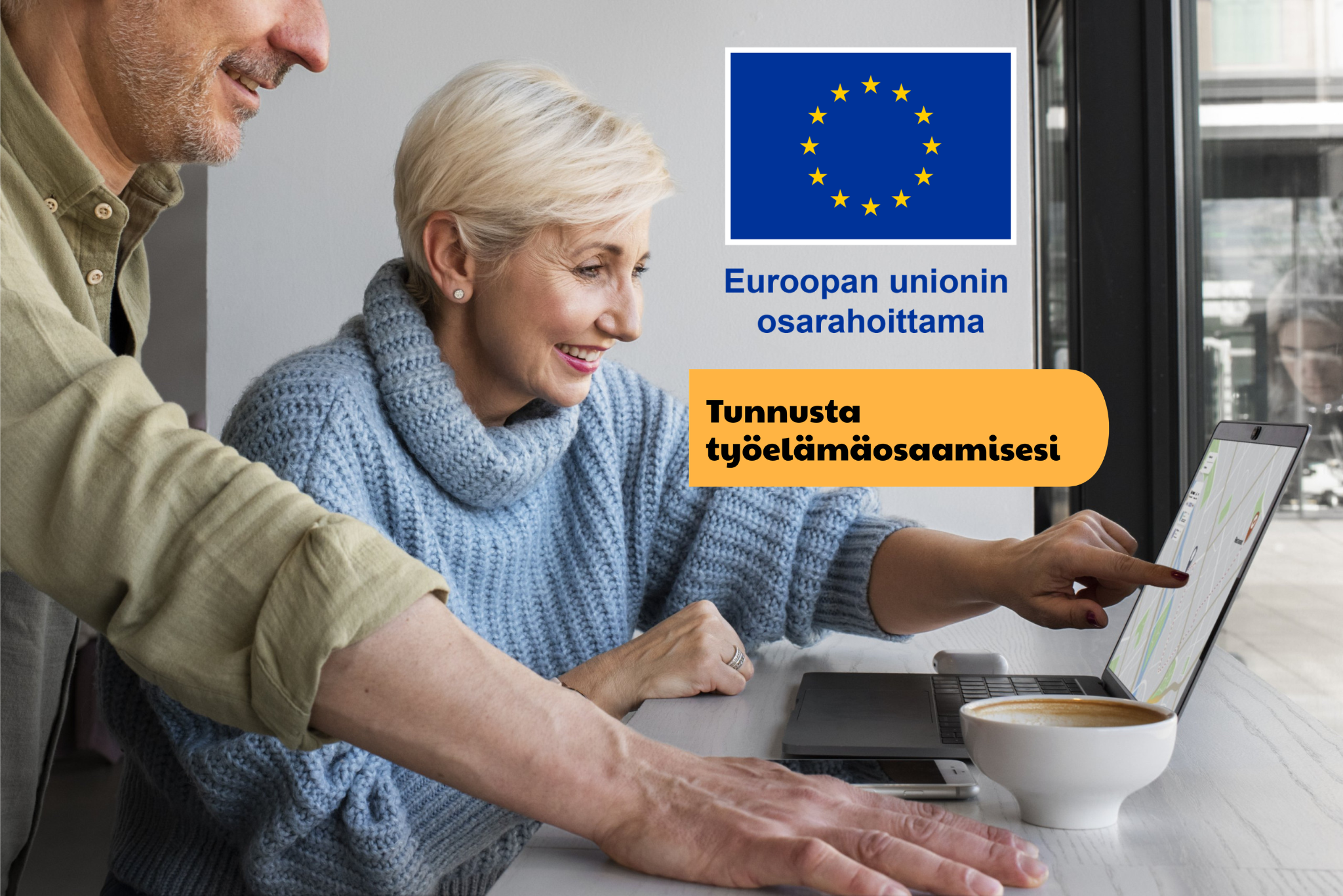 Kaksi henkilöä työskentelee tietokoneella. Euroopan unionin osarahoittama ja Tunnusta työelämäosaamisesi -logot.